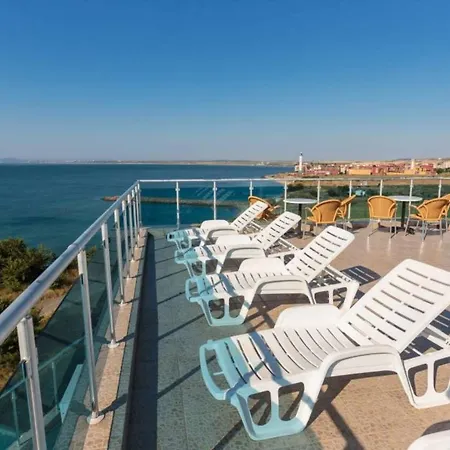 Sea View 1 Bed With Stunning Ocean Views *