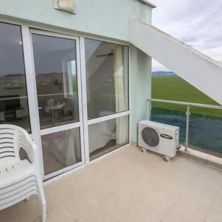 Sea View 1 Bed With Stunning Ocean Views *